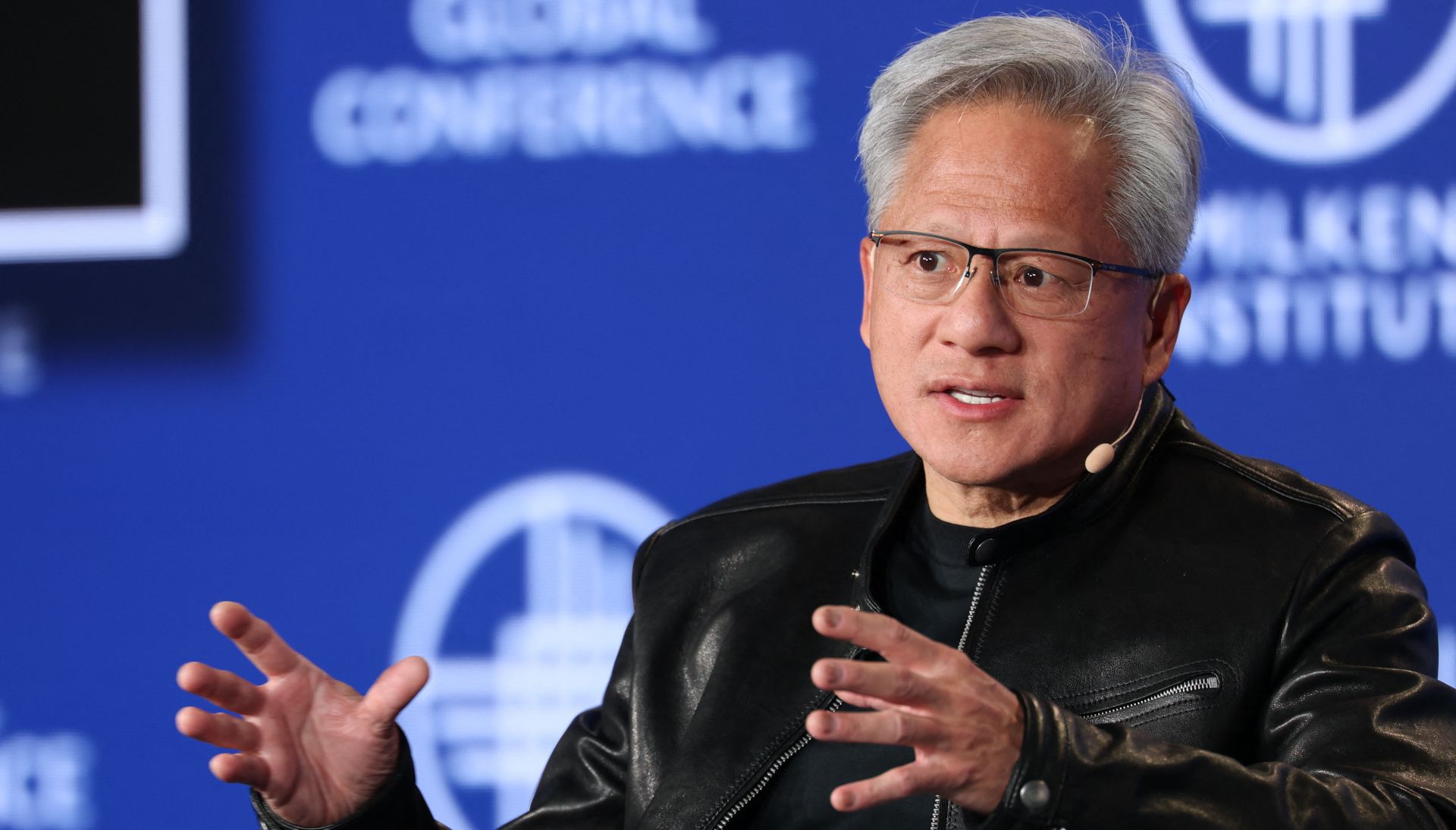 jensen-huang-ai-kich-hoat-tai-sinh-nganh-san-xuat-my-1.jpeg