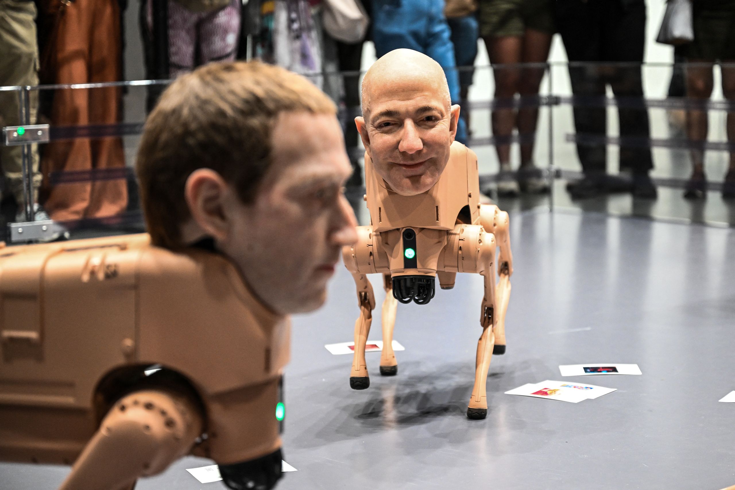 nhung-chu-cho-robot-cua-beeple-o-berlin-1.jpeg
