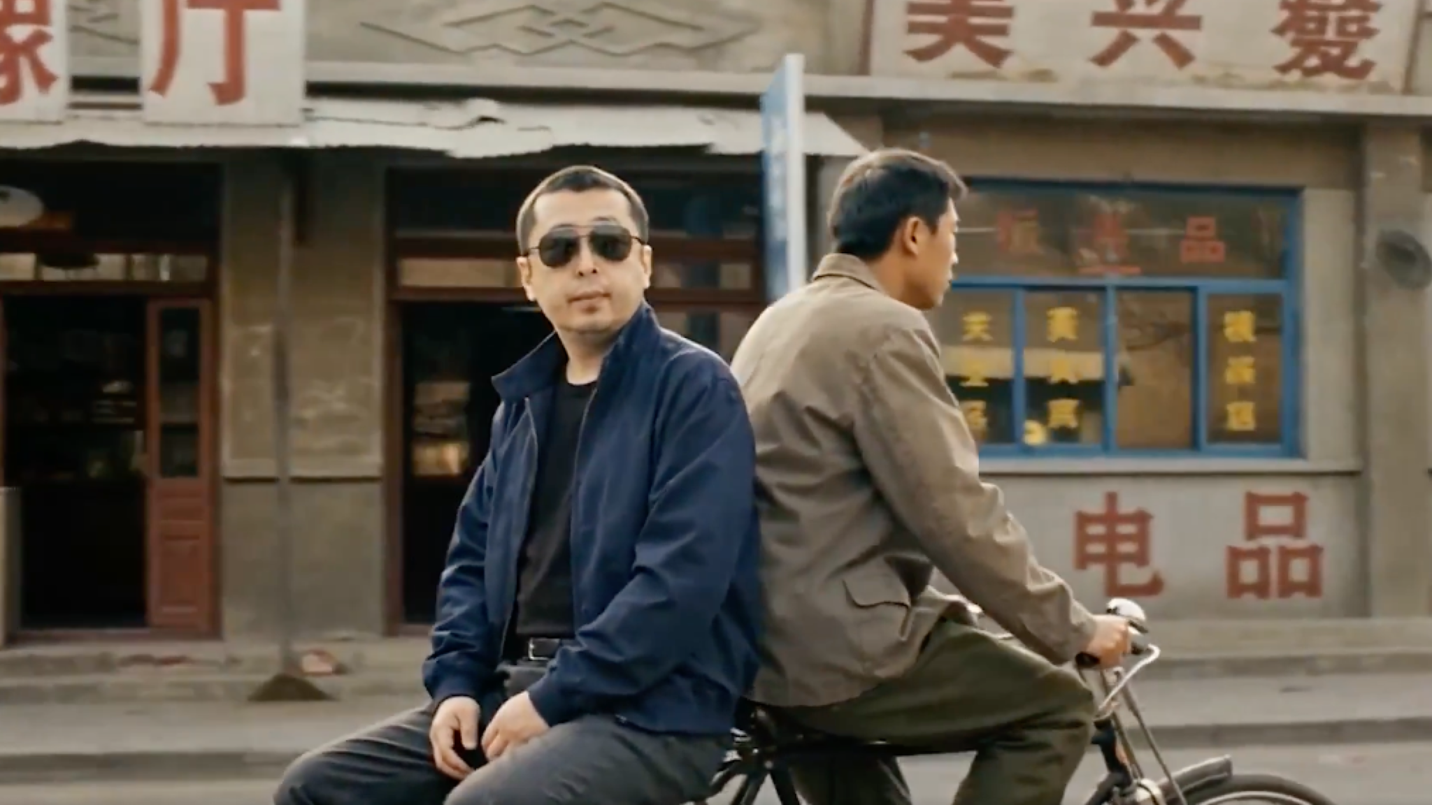 phim-ngan-ai-cua-jia-zhangke-he-lo-tuong-lai-1.png
