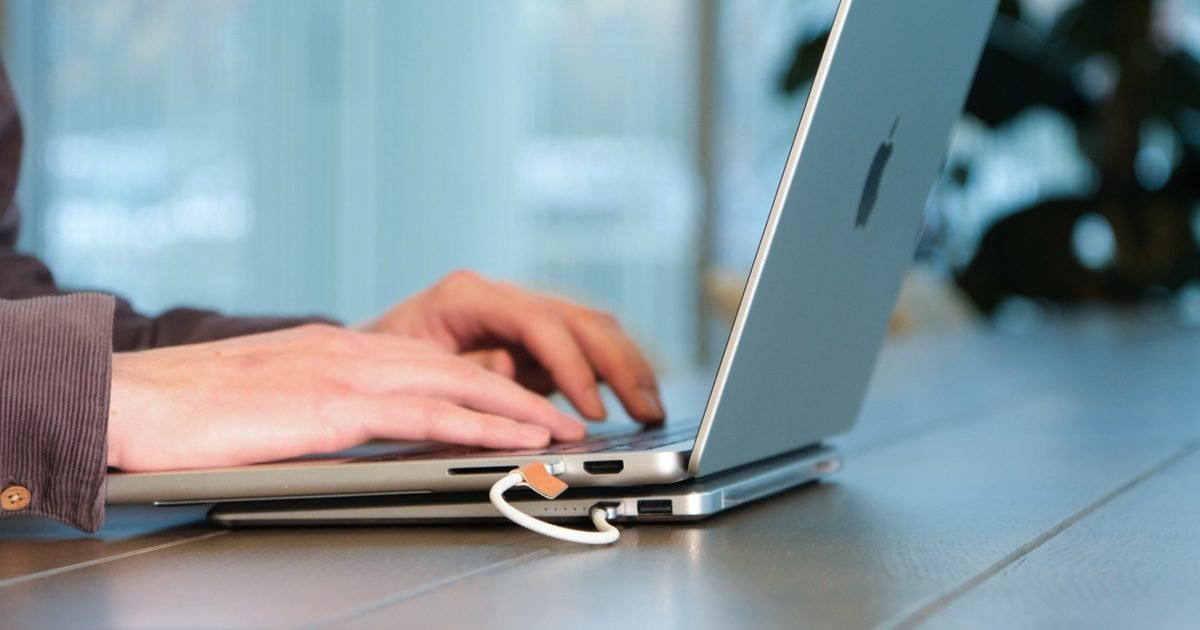 pin-du-phong-hinh-laptop-krafted-edge-gay-an-tuong-1.jpeg